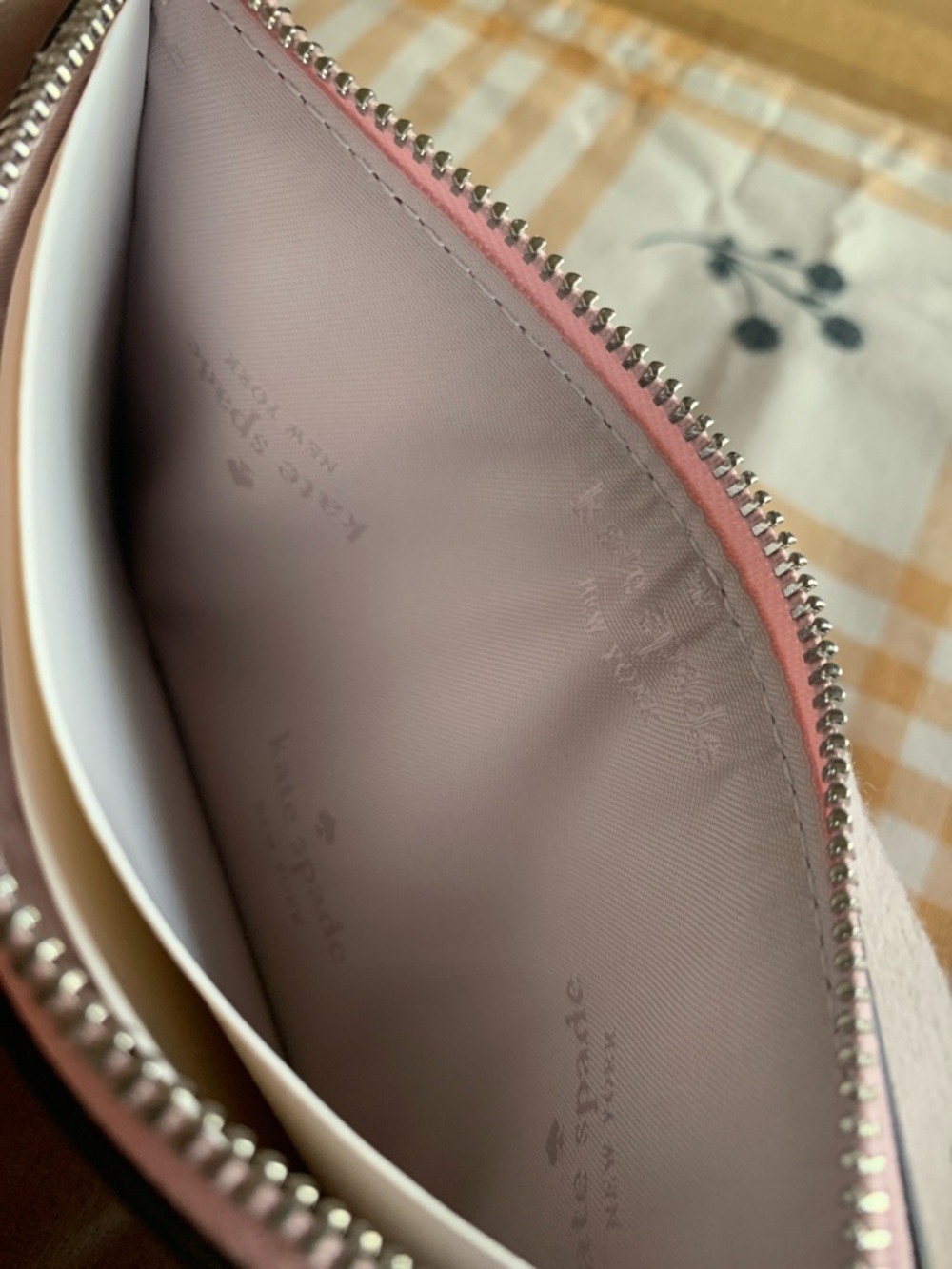 kate spade, Lucy textured patent leather, tutu pink wristlet - Picture 5 of 6